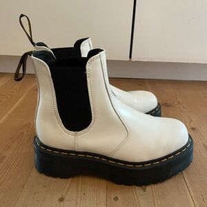 2976 dr. Marten. smooth leather platform Chelsea boot